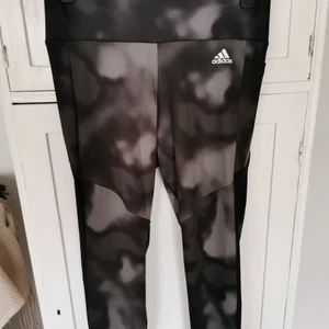 Adidas springtights strl M  - Helt oanvända springtights från Adidas i Strl M. Säljer pga används ej. 