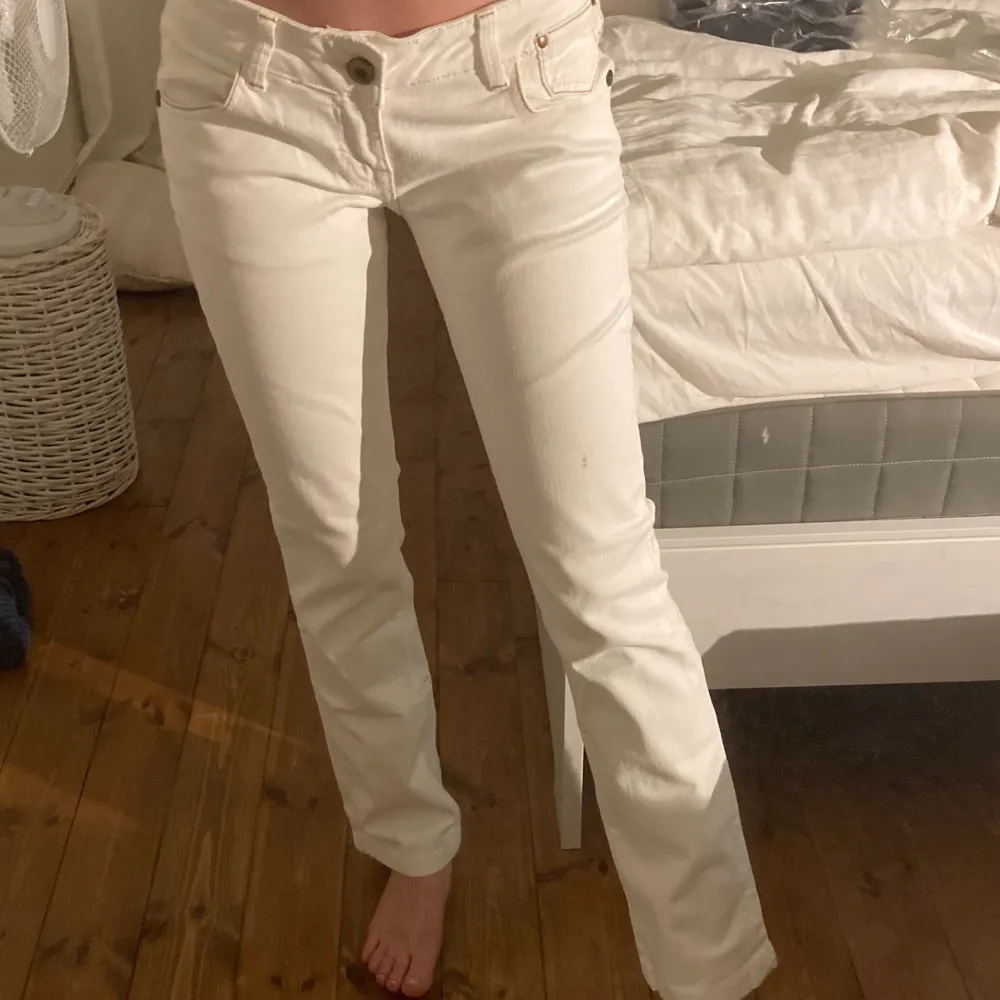 super fina vita vintage lågmidjade jeans! inga fläckar eller liknande! super bra skick! går ner till fotknölen på mig som är 165cm och har en innerbenslängd på 75cm💗💗💗. Jeans & Byxor.