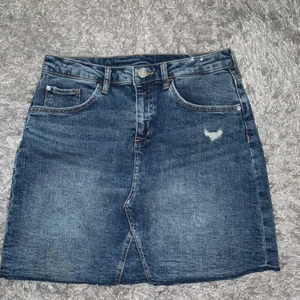 Kjolar, stk mellan 134 till 160 - Jeans kjolen är ifrån H&M, stk 158 och är i bra skick, knappt använd en gång. Jag säljer den för 25kr. Svarta kjolen är ifrån Kappahl, stk 134-140 och är i ny skick. Jag säljer den för 25kr. Rosa kjolen är ifrån Lager 157, stk 160 och är aldrig använd. Kjolen säljs för 25kr.