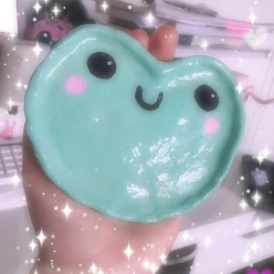 ♡Frog plate♡ - Söt handgjord grodlerfat! Cirka 9x13 cm stor♡ kan användas som smyckes fat, nycklar eller vad man vill♡ 100kr inkl frakt eller 70kr om man kan mötas up♡