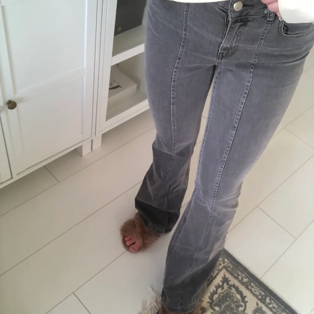 Gråa bootcut jeans ifrån AFJxNAKD i storlek 36💕 de är använda någon enstaka gång då det inte riktigt var min stil av byxa, de är alltså i väldigt bra skick! Köparen står för frakten❣️ buda i kommentarerna❣️. Jeans & Byxor.