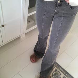 Gråa bootcut jeans ifrån AFJxNAKD i storlek 36💕 de är använda någon enstaka gång då det inte riktigt var min stil av byxa, de är alltså i väldigt bra skick! Köparen står för frakten❣️ buda i kommentarerna❣️