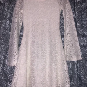 Klänning  - Säljer en fin sommarklänning, oanvänd ❤️ Jag kan mötas upp i Norrköping. Om paketet ska skickas står köparen för frakten. 