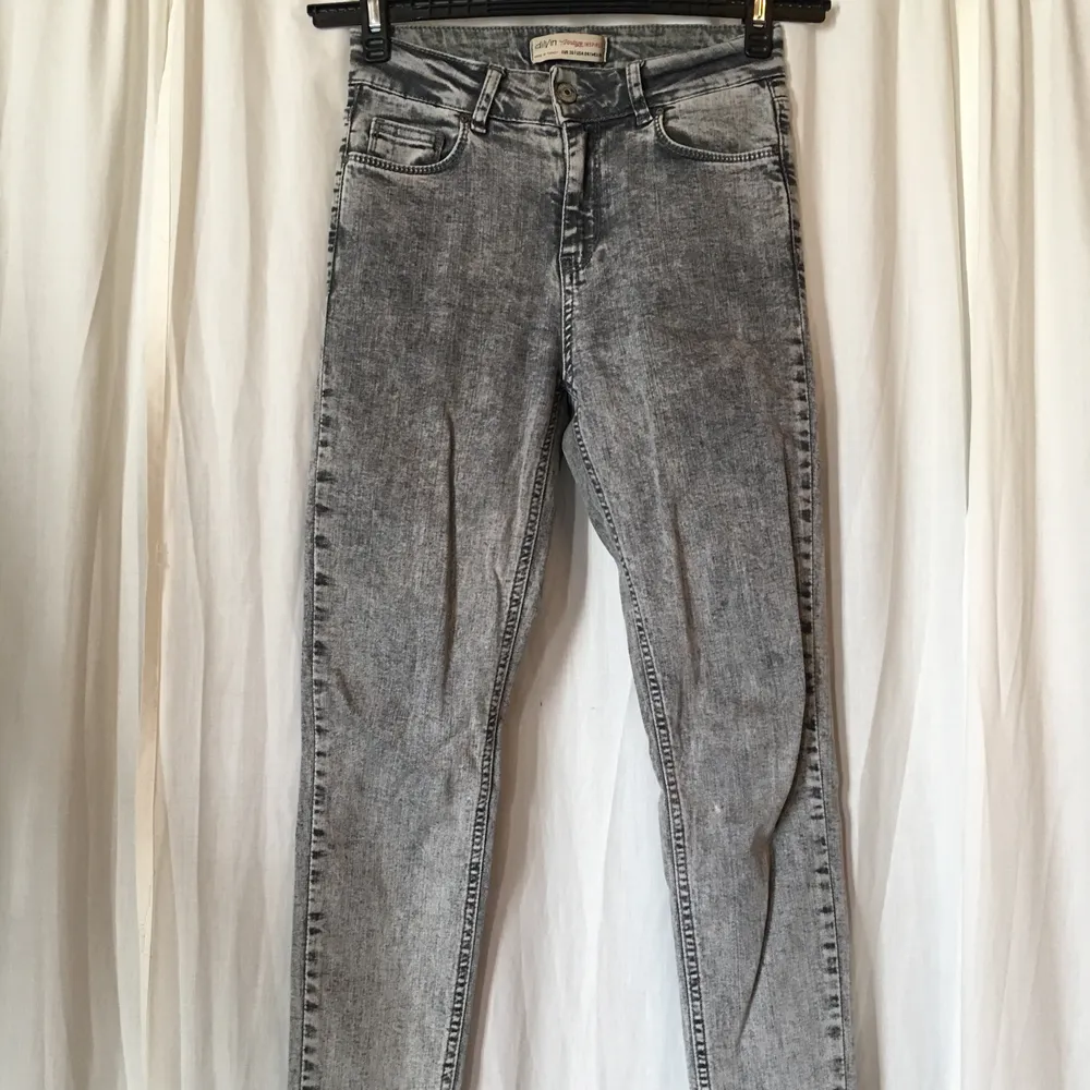 Tighta jeans med mycket stretch från Chiquelle. Detaljer vid benslut. Storlek 36.. Jeans & Byxor.