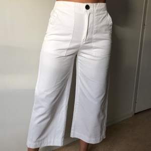 Vita snygga byxor i kortare modell, använda en gång! 🕊