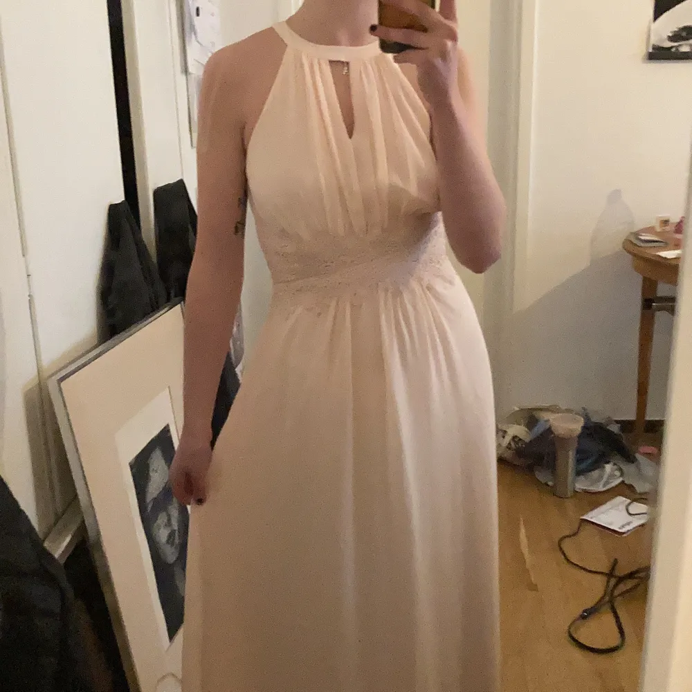 Ljusrosa långklänning från Vila, perfekt för bal eller bröllop. Endast använd en gång! Fantastiskt fin klänning i bra kvalitet och fina detaljer!🌸🌸 (kan mötas upp annars tillkommer fraktkostnad). Klänningar.