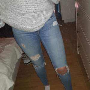 Skinny jeans från Gina Tricot som är lågmidjade. Köpta för runt 500 kr. Storlek 27 (S) 