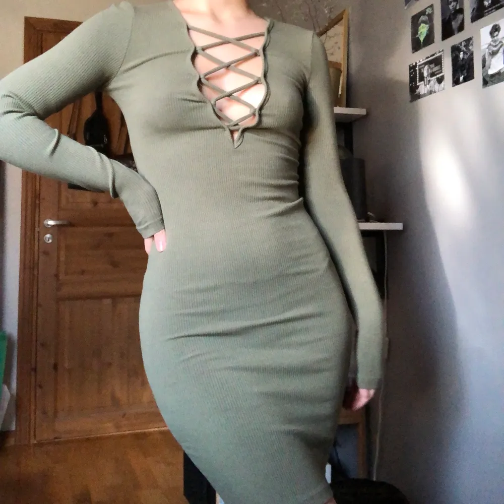En grön långärmad klänning som inte har kommit till användning på senaste tiden! 💓 Skriv för mer frågor eller bilder 🥰. Klänningar.