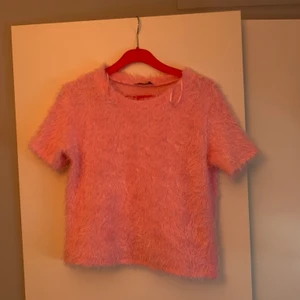 Zara rosa fluffig tröja - Sååå fin fluffig T-shirt från zara storlek s, anvönd en gång😍😍