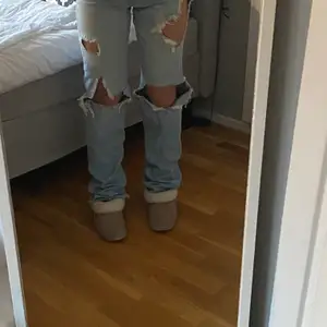 Hejhej! Jag säljer mina älskade jeans ifrpn zara som blev slutsålda väldigt snabbt! De är använda mycket men inget som syns, FÖRUTOM att jeansen spräcktes som ni ser på bilden i högra hörnet på byxan men de är ju en snygg detalj. Buda!🧚🏼‍♂️