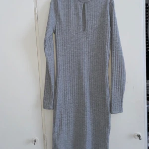 Klänning - Grå, långärmad klänning från bikbok i storlek xs 