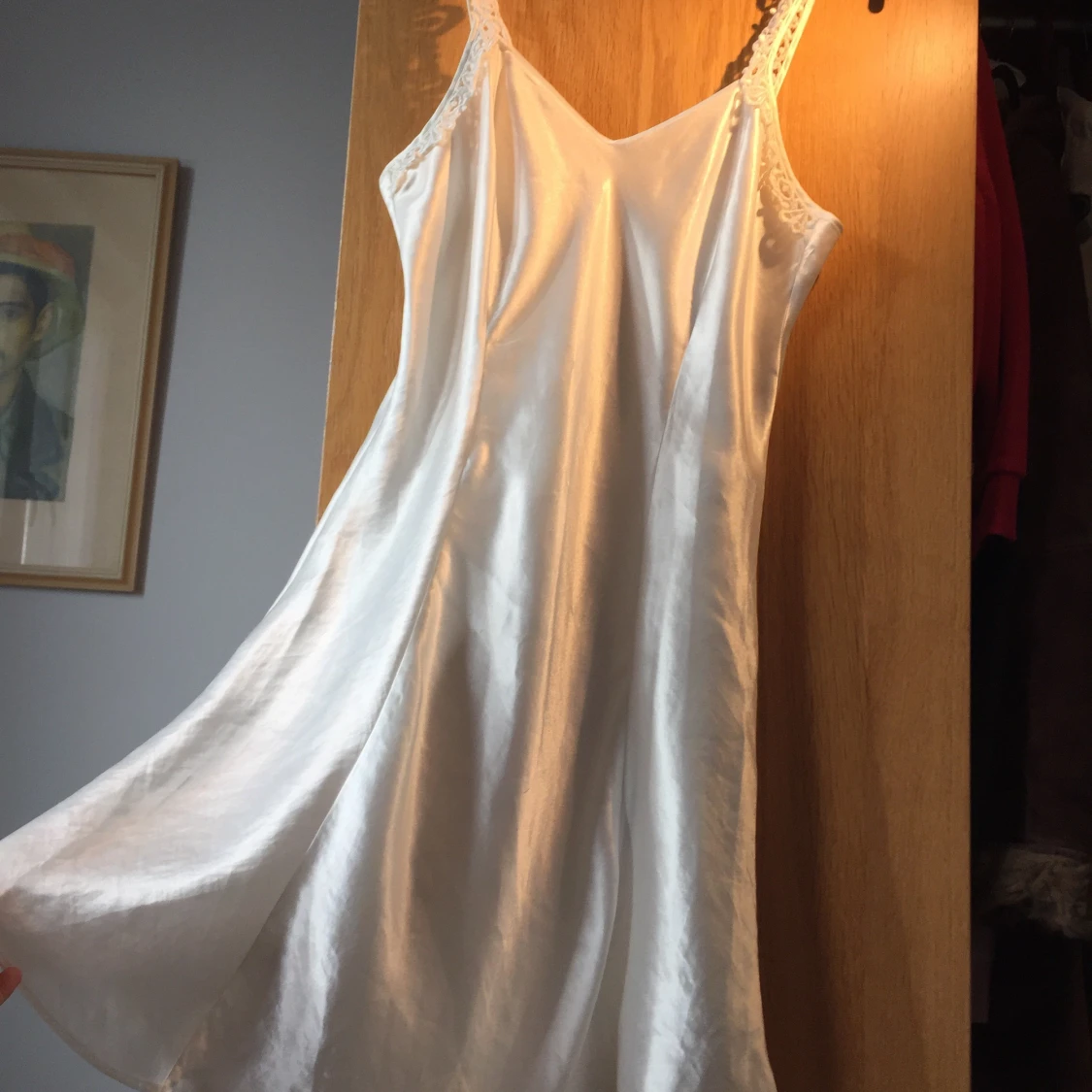 Figur sydd sammets klänning