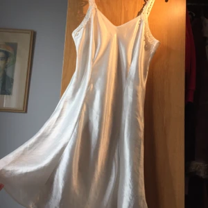 Figur sydd sammets klänning  - Detta är en jättefin figursydd sammetsklänning som tyvärr är lite stor för mig. Annars i perfekt skick och nästan aldrig använd. Funkar både som sommarklänning eller som en väldigt fin ”kvälls” outfit..