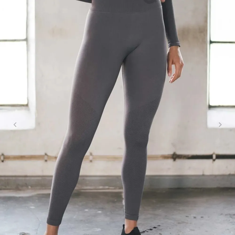 Gråa seamless leggings från Aim'n i storlek S. Helt nya och oanvända med prislappar kvar. Nypris 599 kr. . Jeans & Byxor.