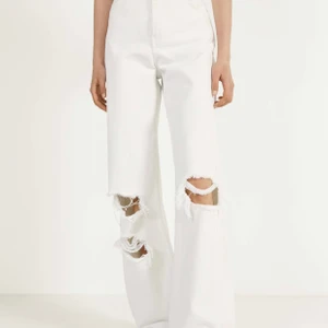 Vita jeans - Jeans från bershka med slitningar, sitter super snyggt på och är strestchiga, skriv för fler bilder! I fint skick