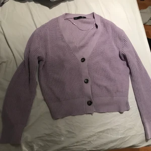 stickad tröja - en superfin ljuslila stickad tröja med 3 bruna knappar från lager 157. säljer pga att jag inte använder den. använd endast en gång. 190kr INKL frakt.  köparen står för frakten, betalning via swish