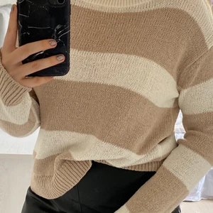 Stickad tröja från banana republic  - Jättefin stickad tröja från banana republic! Materialet är lite speciellt, det är tyngre vilket gör att det läger sig snyggt in till kroppen! Använd ett fåtal ggr men är i väldigt bra skick!😍 köptes i USA för ca 700kr💕 ev fraktkostnader står köparen för!💕💕