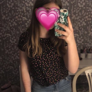 Jättesöt blommig topp - Oanvänd och köpte förra året