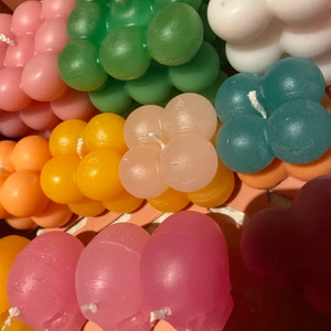 Ljus 🌼 - Härliga nya färger och kombinationer!🌈 Går självfalletvis bra att komma med egna önskemål av kombinationer och färger💗 Dessa ljus på bild är doftfria. Vill man ha med doft går det att ordna ✨ Små ljus 39kr och stora 79kr IG: @kvinnocraft) 