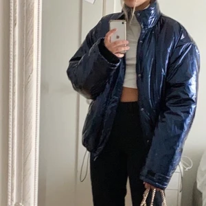 Jacka  - As ball oversized metallic jacka köpt från Asos nu i vintras, använd 5/6 gånger så i nyskick🤩. Fyra fickor, dragkedja, knappar och snören som går att dra åt ned till🕺🏼. Köpt för 600kr säljer för 250kr + frakt (65kr) strl M funkar på alla storlekar⭐️
