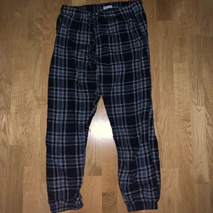 Blåa pyjamasbyxor - Säljer dessa sköna rutiga pyjamasbyxor. Använd fåtal gånger då de är för korta för mig. Strl: M men modellen är ganska kort. Det finns även snören så att man kan dra åt i midjan om man vill. Säljer för 60 kr+ frakt💓 skriv för mer info🥰