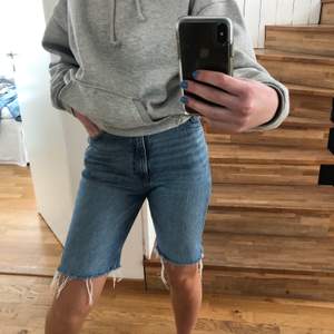 Snygga jeans shorts från Monki. Hög midja i storlek 26. 100kr + frakt💞