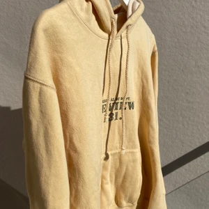 Vintage hoodie 38/40 - Säljer min hoodie köpt på second hand, helt oanvänd av mig, lapp finns kvar 💛💛 Är du intresserad så kontakta mig!! Köparen står för frakten 📦💛