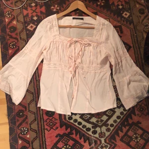 Rosa blus - Jätte fin rosa blus som ger ✨farry✨ och cottagecore vibes! Utsvängda ärmar och spetts, allt man kan önska sig! Det står att den är stork L men skulle snarare säga att den är XS/S. Köparen står för frakten <3