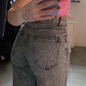 Gråa jeans - Säljer ett par gråa jeans från ASOS som klappt är använda då de är lite för långa för mig. Storlek 36, buda från 150 eller köp dem direkt för 190kr.💕