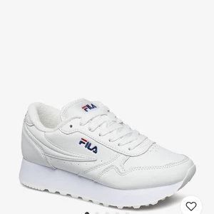 FILA sneakers - Supersnygga FILA sneakers med stor sula! (Lånad bild, kan skicka) dem är i bra skick men lite slitna och kommer inte till användning längre. Storlek 38 