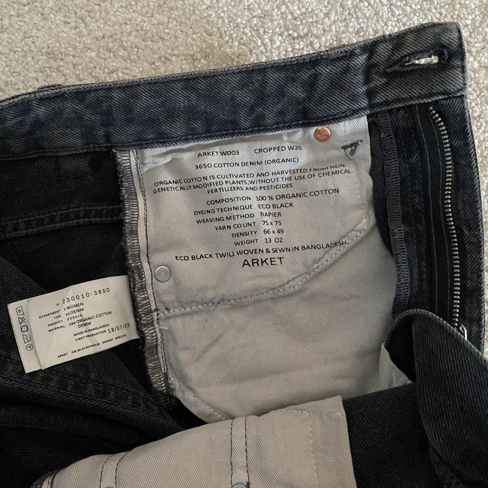 Ett par gråa flared cropped jeans från Arket. Storlek: W26, står även mer information på sista swipen! Använda ett par gånger.. Jeans & Byxor.