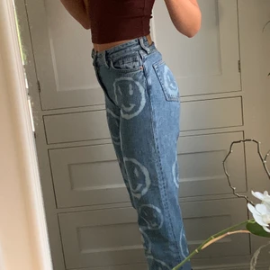 Egengjorda smileybyxor - Intressekoll på dessa jeans med egengjorda smileys! (Säljer endast vid bra bud) Jeansen är från monki i strl 24. Jag har sprättat upp nederkanten så dom är lite längre, jag är 168🤎 det blev en fläck på ena knät pga att jag råkade spilla klorin, men jag tycker det ger en cool detalj😉 buda i kommentarerna om många är intresserade, startpris 170kr. Alla bud är BINDANDE!!!man måste alltså kunna betala om man vinner. köparen står för frakt🤎🤎