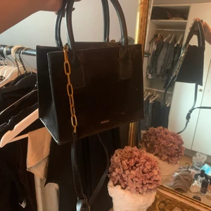 Svart axelrems väska - Såå fin liten väska med mycket utrymme! Knappt använd dock ett märke men inget som syns💓💓