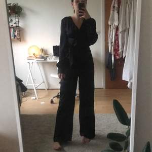 Jumpsuit i satin från H&M med vida ben. Märkt storlek 32, jag skulle säga att den passar en XXS/XS (jag är en vanlig XS men för mig sitter den precis i midjan).