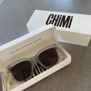 Chimi Eyewear - Säljer dessa as balla Chimis i modellen 005 då jag knappt användt de och för att formen inte riktigt passar mig, tyvärr! De är helt oanvända och har inga repor eller liknande så dom är i princip helt nya☺️Box och fodral tillkommer💕 lägg ett bud eller köp direkt för 500+frakt! Fler bilder privat
