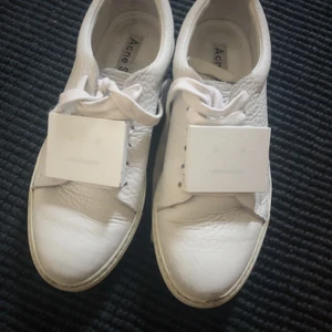 Acne Adriana Sneakers - Intressekoll på mina acnesneakers som inte kommer så mycket till användning längre. ❤️ De är i bra skick för att ha använts i några månader. Strl 37. De kostar ca 3500kr nypris❤️ 