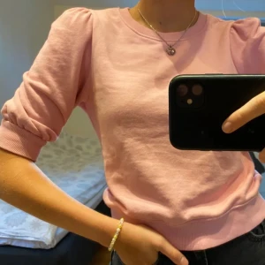 T-shirt - Säljer min så fina tröja från GinaTricot i storlek S i jättefint skick. Hör av er om ni är intresserade!💖