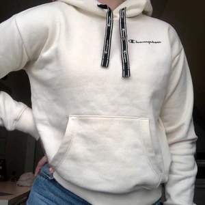 Champion hoodie  - Hoodie från Champion i krämvit/beige. Är i jättefint skicka och säljes då jag köpt en i större storlek. Säljes för 200 kr eller högsta bud, köparen står för frakten. 