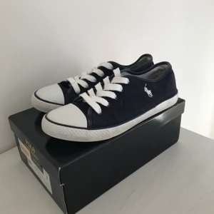 Ralph Lauren skor - Snygga marinblå Ralph Lauren skor i storlek 40. De är i väldigt bra skick och jag säljer då de är lite för små för mig! Jag kan mötas upp i Täby och Danderyd men annars står köparen för frakt!💕