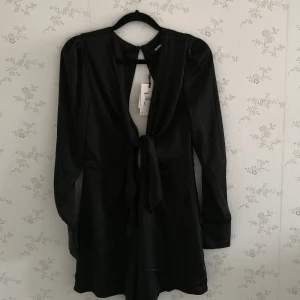 Body BIKBOK - En superfin body från bikbok med material av silke, endast testad i butik. Prislappen är kvar. Storlek S med en bra passform😊