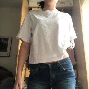 Weekday tshirt  - En basic oversized t-shirt från weekday. Storlek S och aldrig använd. Skriv privat om du har några frågor! 