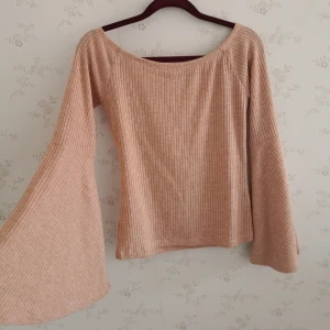 Tröja BIKBOK - En jättefin tröja med utvidgade ärmar från bikbok. Sitter jätteskönt. Säljs pga lite användning. Storlek S. 