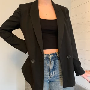 Blazer  - Svart blazer med fickor på båda sidor. Använd en gång och är i nyskick. 