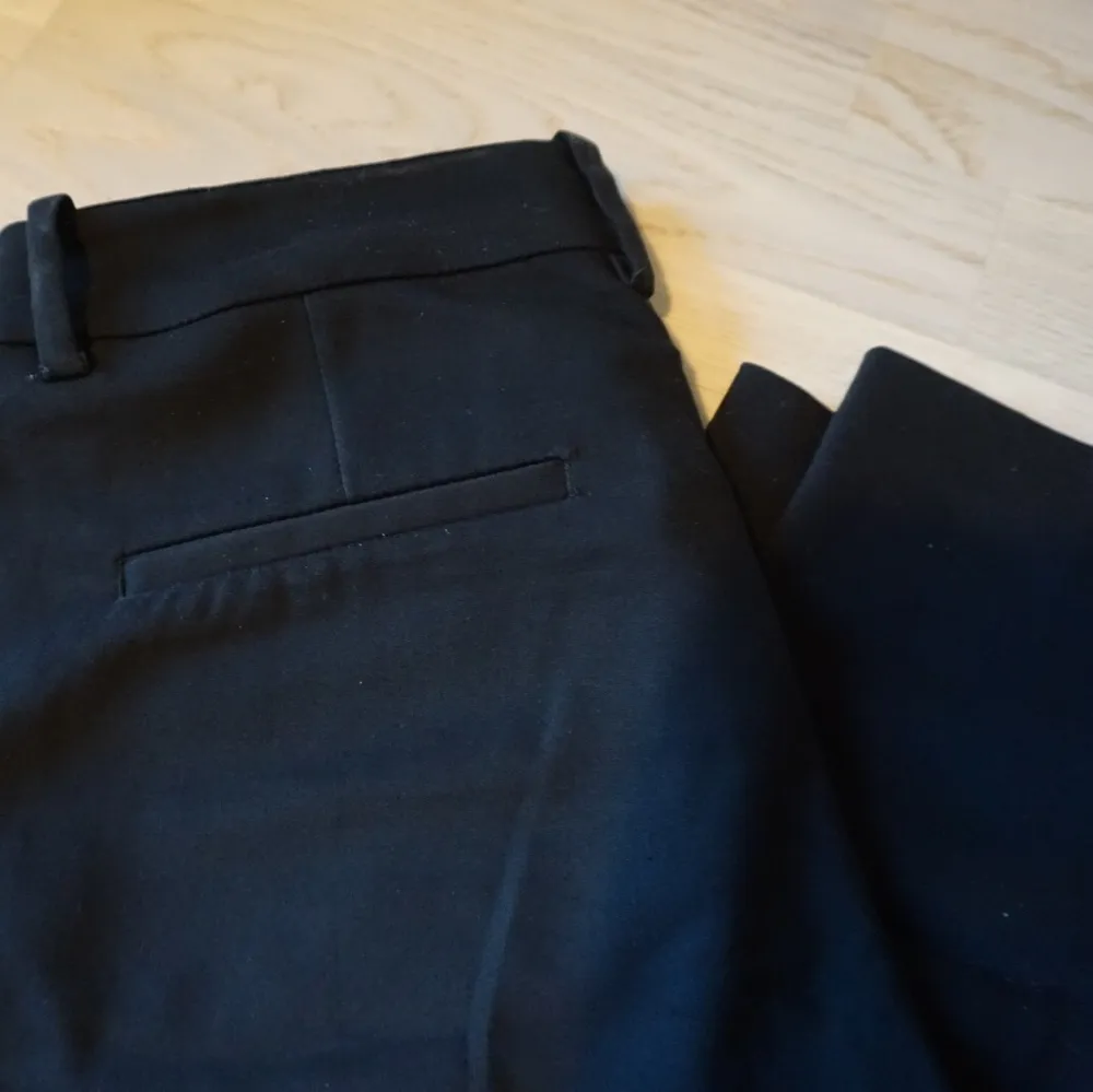Svarta kostymbyxor som sitter som en smäck. Har tyvärr blivit försmå för mig:/ . Jeans & Byxor.