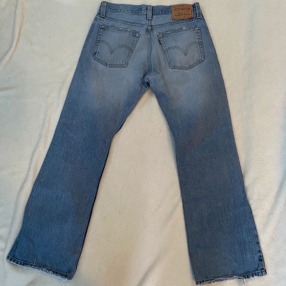 Fina Levis jeans i begagnat skick. Finns en liten fläck på vänstra benet som syns på bild! Samt att jeansen är lite slitna i slutet på benen. Mått på jeansen på golvet: beninnerlängd: 74 cm. Midjemått från sida till sida: 37 cm Bud från 150 kr 😇 Budstopp sätts efter första budet! 💕. Jeans & Byxor.