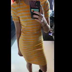 En gul randig klänning, köpt från Cubus i storlek S, den är töjbar och skön att ha på sommaren. Finns inga fel på den, ser ut som ny. Köparen står för frakten och paketet kan spåras om de önskas. :) 