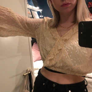 Glitter topp - Jättefin glittrig topp som passar bra till fest, köpt här på plick för ett tag sedan men aldrig använt den själv! Frakt tillkommer på 50kr eller så möts jag upp❣️