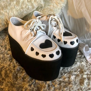 Platåskor - Superfina och söta platåskor med hjärtan 💕 skulle gissa på att platån är runt 15 cm! Dom är helt nya och aldrig använda, dock har dom stått några år men är i superbra skick verkligen! Nypris: 800kr 💕🌹👏🏻✨ buda från 450kr elr köp direkt för 600kr  HÖGSTA 480kr + frakt 