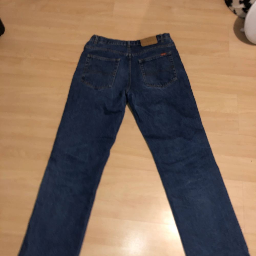  Fina jeans från något märke jag aldrig sett innan. Säljs då de ej kommer till användning.🥰 står det någon storlek men passar på mig som har som har 31.. Jeans & Byxor.