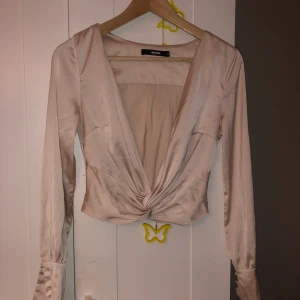 Söt blus/topp - Säljer denna super fina tröja då den är för liten!